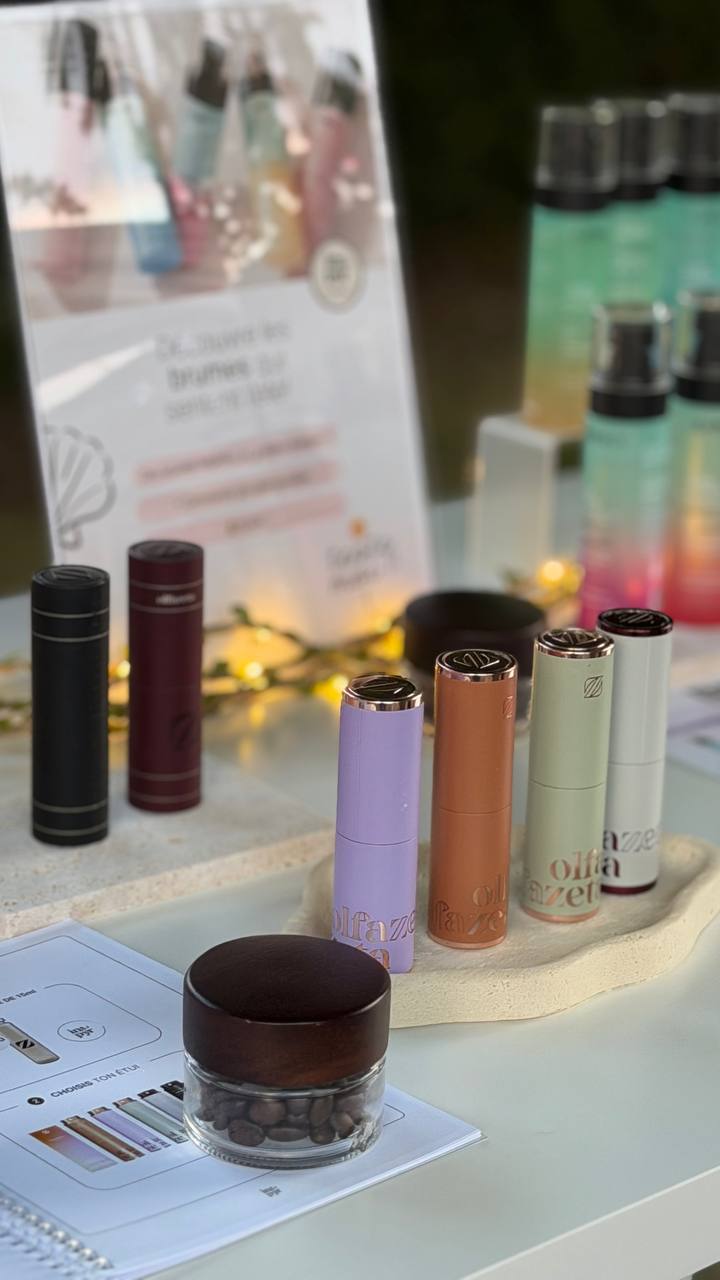 Parfums présentés en exposition lors d'un événement associatif
